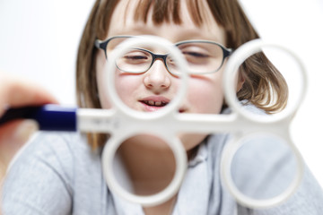 Terapia wzroku. Dziewczynka z fliperem akomodacyjnym.   © doroguzenda