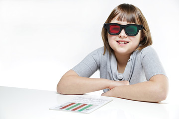 Mała dziewczynka w czerwono-zielonych okularach  © doroguzenda