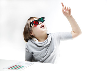 Mała dziewczynka w czerwono-zielonych okularach  © doroguzenda