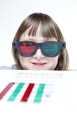 Mała dziewczynka w czerwono-zielonych okularach  © doroguzenda