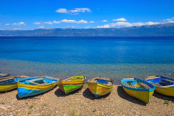 Barques au bord du Lac d'Ohrid, albanie, en face de la Macédoine. Près du village de Lin. 