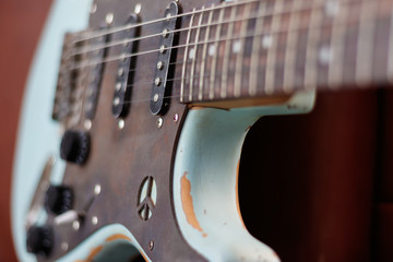 E-Gitarre mit verrostetem Schlagbrett und Peace-Zeichen