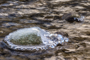 Der große Stein im Wasser ist eingefroren