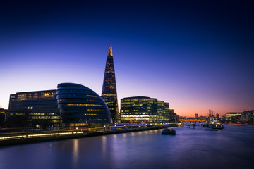 Abenddämmerung Blick auf die Themse und die Architektur der London Bridge aus der Perspektive der Tower Bridge © Sean