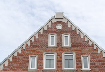 Hauswand mit weißen Fenstern