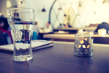 Teelicht mit Sternen in Cafe, Menschen im Hintergrund