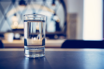 Klares Wasserglas in Restaurant, Morgen 