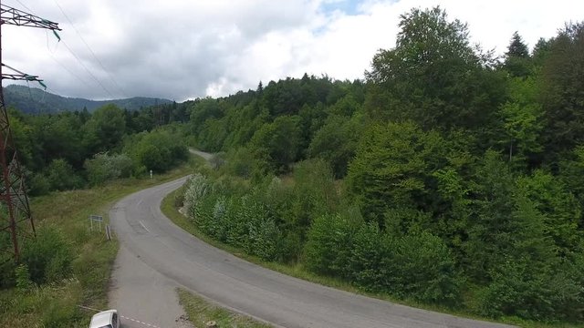 автогонка в горном лесу