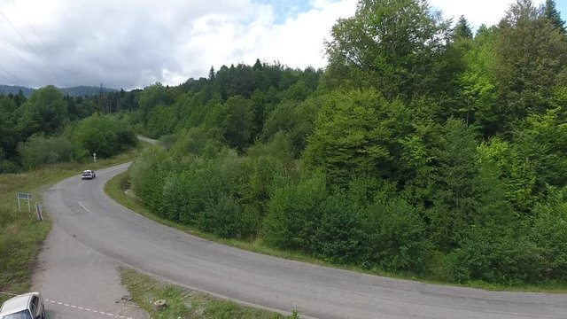 автогонка в горном лесу