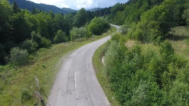 автогонка в горном лесу