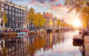Selbstklebende Fototapete Amsterdam Kanal in Amsterdam Niederlande beherbergt das Wahrzeichen des Flusses Amstel