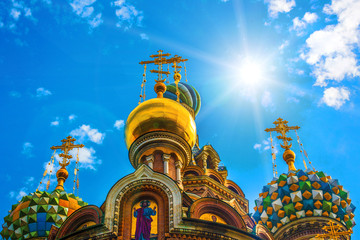 Купола православной церкви, разных форм и цвета, с...