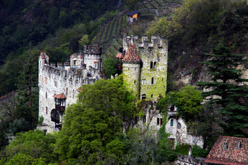 Brunnenburg bei Dorf Tirol, S&uuml;dtirol w&auml;hrend der Apfelbl&uuml;te im Fr&uuml;hjahr