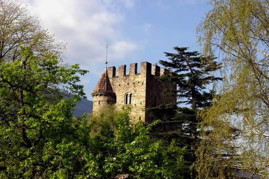 Brunnenburg bei Dorf Tirol, S&uuml;dtirol w&auml;hrend der Apfelbl&uuml;te im Fr&uuml;hjahr