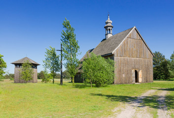 Drewniany kościół w skansenie w Maurzycach