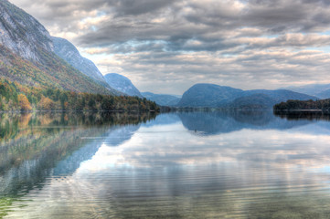 Obraz premium Der Bohinj See zwischen Ukanc und Rikcev