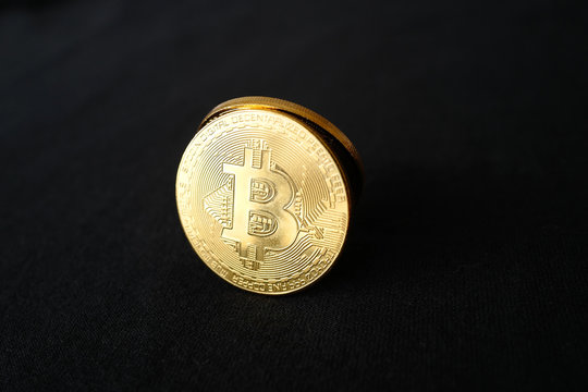 un bitcoin en équilibre fond noir