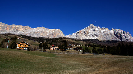 Bauernhäuser vor dem Massiv des Naturparks Fanes-Sennes-Prags bei Alta Badia, Südtirol