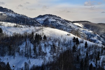 Fototapeta na wymiar Barn and snow in the mountains