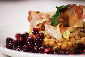 Lenticchie, guanciale e melograno