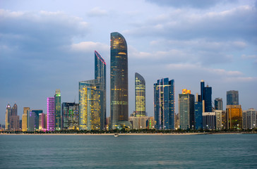 Obraz na płótnie Canvas Skyline Abu Dhabi