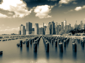 Fototapeta na wymiar New York City from Brooklyn Bridge Park