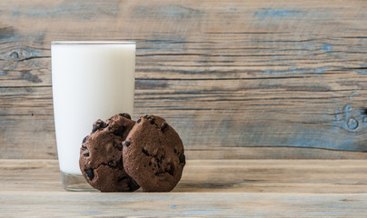 Tasty chocolate cookies with glass of milk
