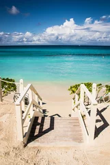 Fotobehang Seven Mile Beach, Grand Cayman Strandtrap naar turkoois water