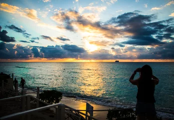 Crédence de cuisine en verre imprimé Plage de Seven Mile, Grand Cayman Girl Taking Photo of Caribbean Sunset