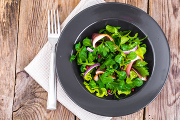 Mixt of lettuce leaves with Parma ham