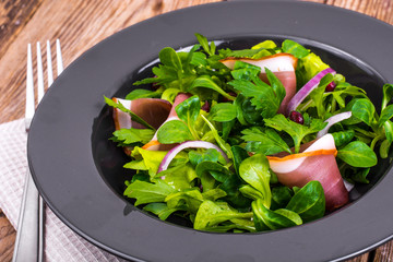 Mixt of lettuce leaves with Parma ham