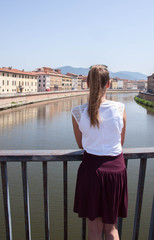 Fototapeta na wymiar Junge Frau vor dem Arno