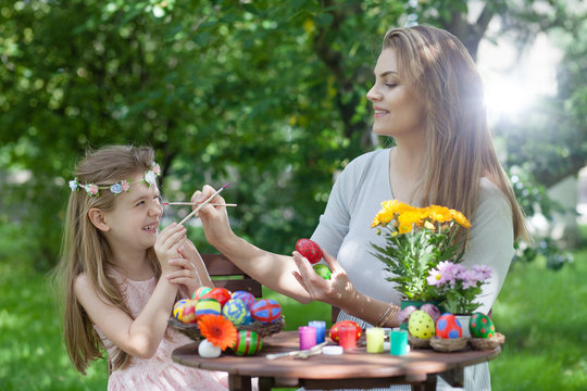 Spa&szlig; beim Ostereier bemalen zu Ostern