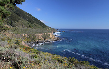 Obraz premium Driving along the coast on Highway 1 in California