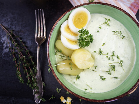 Schale mit grüner Sauce, Eiern und Kartoffeln