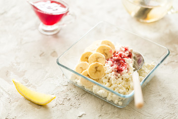 healthy breakfast: cottage cheese with fruit