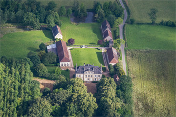 vue aérienne du château de La Mesnière dans l'Orne en France