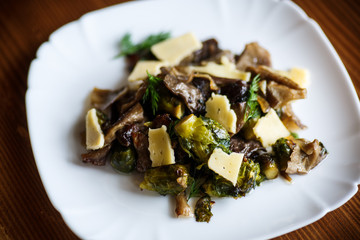 Brussels sprouts roasted with mushrooms