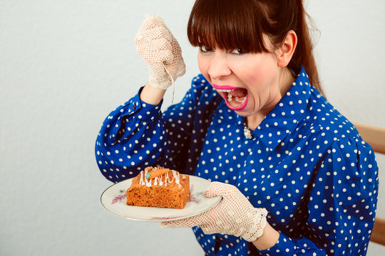 Frau i&szlig;t gierig Kuchen