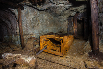 Fototapeta premium Podziemna, opuszczona kopalnia rudy, galeria tunelu szybowego lokomotywa elektryczna