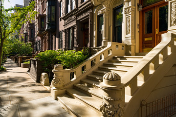 Naklejka premium Brownstones z progami i ornamentem w świetle poranka. Upper West Side Street, Manhattan, Nowy Jork