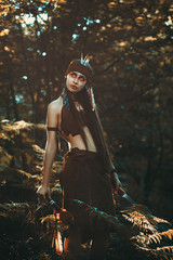 Obraz premium Huntress with knife and tomahawk