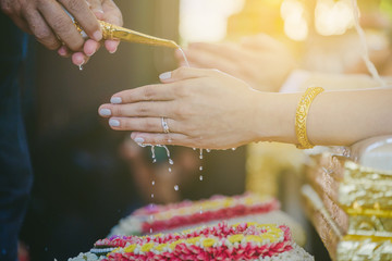The bride and groom wear a ring Watering and relaunch Marriage is a Thai.