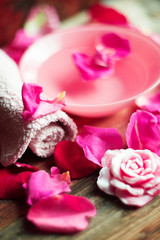 Obraz na płótnie Canvas rose petals in bowl
