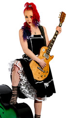 Rock'n'Roll Sängerin mit roten Haaren und Gitarre 


