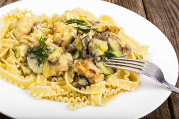 Pasta, cream sauce, champignons, chicken fillet