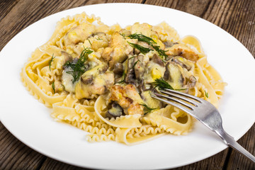 Pasta, cream sauce, champignons, chicken fillet