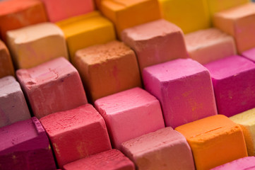 Pastellkreiden in Rottönen