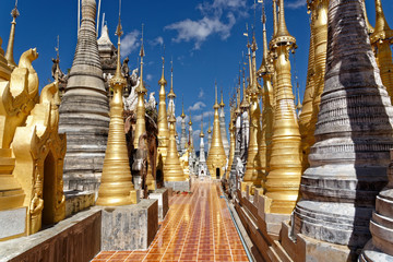 Shwe-Inthein-Stupas der Ebene der 1000 Pagoden am Inle-See