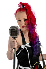 Rock'n'Roll Sängerin mit roten Haaren, Gitarre und Mikrofon